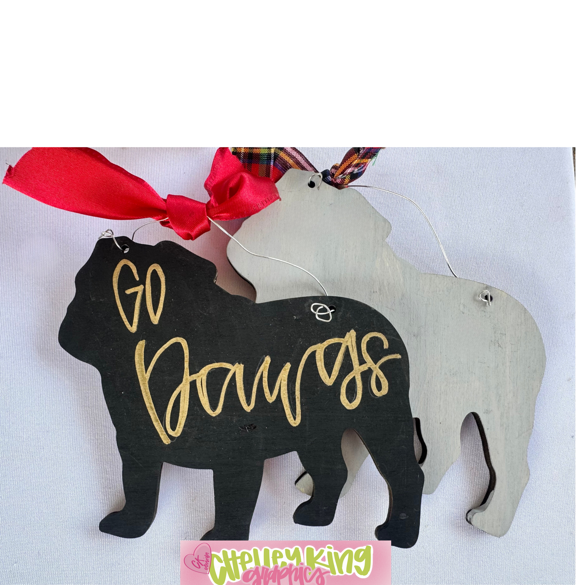 Hand painted and lettered personalized art- Bulldogs Dawgs dog Christmasn Ornament or gift tag
Approximately 6" ...
Just let us know what you would like it to say, the color bow, and the color writing!:)
Would you like a custom color or design? Please reach out to me at chelley@chelleyking.com!
chelleykingdesigns.com